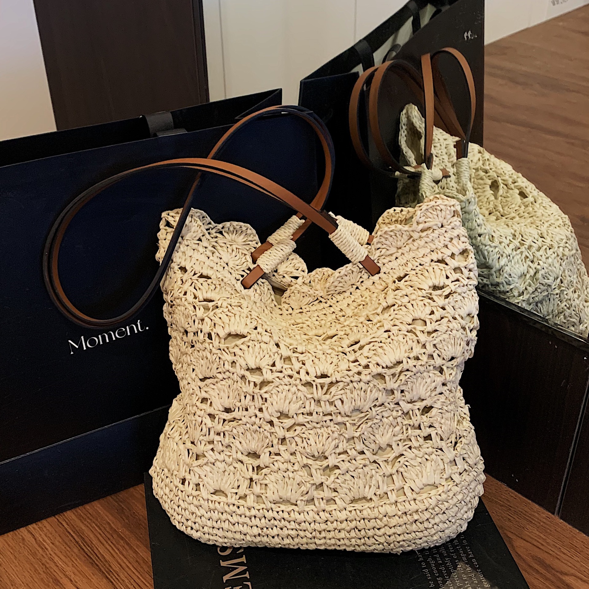 New straw woven hollowed-out bag, versatile straw woven bag, women's handbag, seaside vacation, beach single-shoulder tote bag full figure