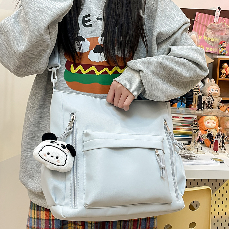 Retro and versatile commuter tote bag, fashionable large-capacity single-shoulder bag, girl's handbag, student tutorial class backpack Application Scenario