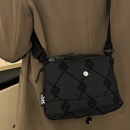 This winter bag is a light, casual and versatile large-capacity crossbody bag with space cotton embroidery and diamond-shaped patterns. It is also a fashionable large-capacity single-shoulder bag full figure