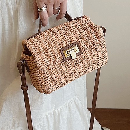 Lady Feng, a socialite, offers a single-shoulder bag and a crossbody bag for summer vacation and leisure. This is a woven single-shoulder women's bag and a crossbody mobile phone bag details Picture