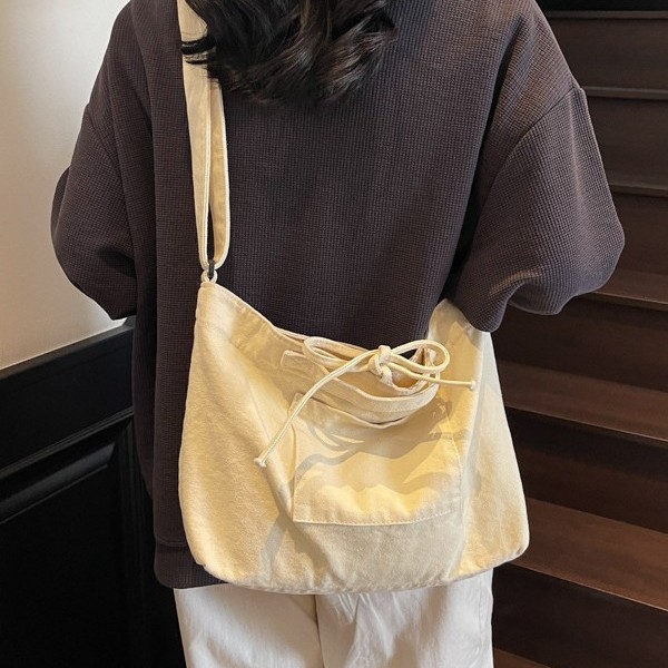 Solid-color canvas crossbody bag for women, bow-designed postman bag, large-capacity single-shoulder bag for women, and schoolbag for students Application Scenario