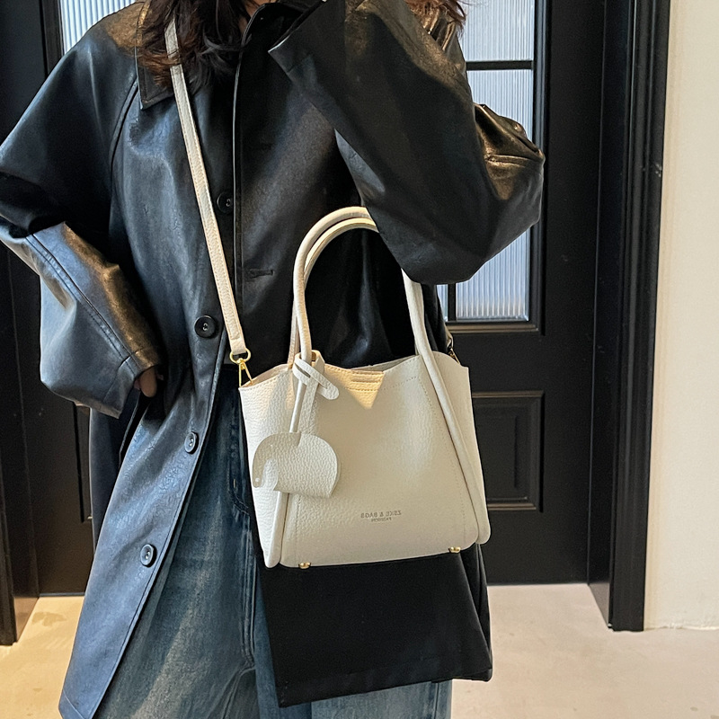 A versatile and simple hand-held small bag for women, a new style of fashionable commuting tote bag for 2025, a stylish and high-end quality crossbody bag Application Scenario