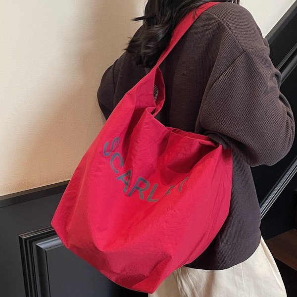 A new large-capacity Korean spring and summer designer's simple printed letter fabric bag, a versatile and niche single-shoulder bag for women on Instagram Application Scenario