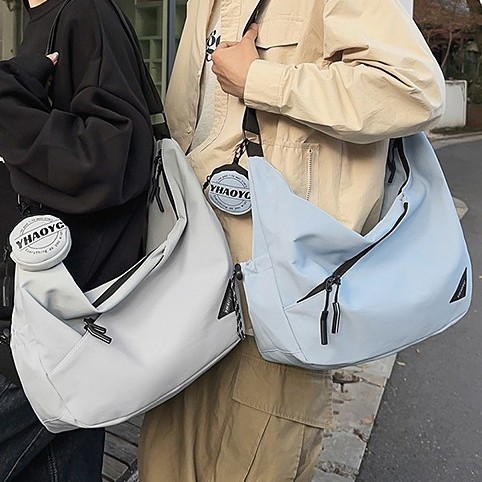 The new large-capacity nylon waterproof student commuting crossbody bag is fashionable, casual and versatile. It is lightweight and convenient for sports full figure
