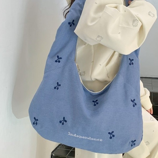 2025 Japanese fashion school style women's large-capacity casual, fresh and artistic tote bag for commuting to work full figure
