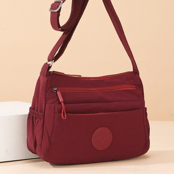 A new multi-layered casual and lightweight single-shoulder crossbody bag for women, a fashionable and simple commuting casual bag for mothers, and a storage bag details Picture