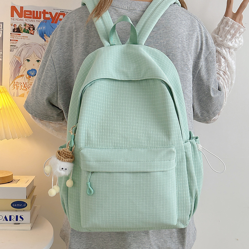 A new solid-color, simple and versatile, lightweight nylon backpack with a high aesthetic level. It is a schoolbag for junior high school, senior high school and college students Specification drawing