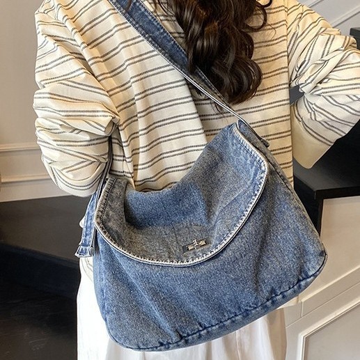 Japanese-style Hong Kong-style retro denim bag, flip-top postman's eye-catching light bag, female artistic student crossbody bag full figure