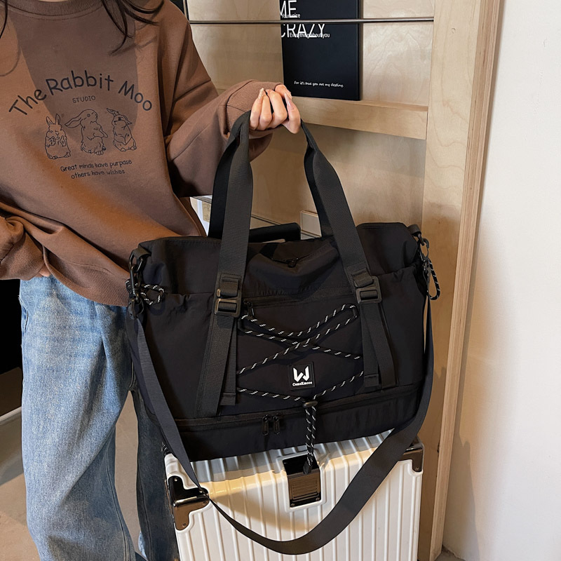 Multi-functional, fashionable and lightweight travel bag for men and women, hand-held and shoulder-loaded business trip luggage bag, independent shoe compartment, swimming training bag Application Scenario