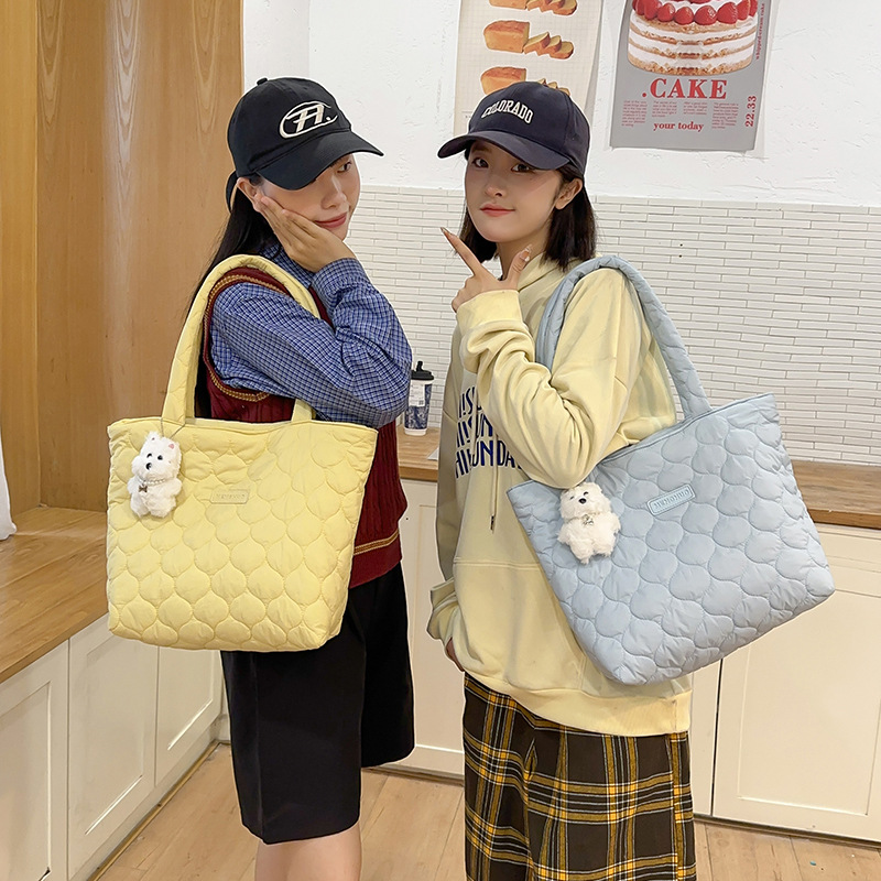 This Korean Instagram autumn and winter single-shoulder bag is a soft and sticky candy-colored tote bag with a girlish heart full figure