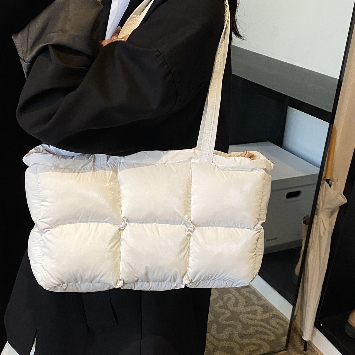 For the 2024 autumn and winter season, there are new trendy lightweight cotton-padded jacket bags, large-capacity single-shoulder bags, and stylish tote bags for commuting to work Specification drawing