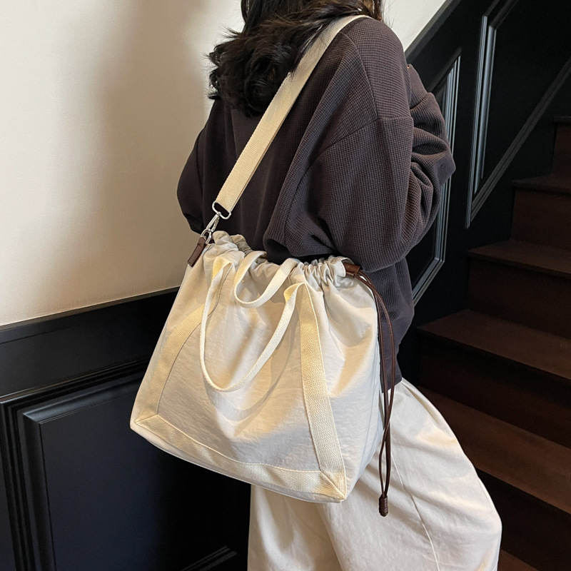 Large-capacity student commuting crossbody bag, simple and versatile female dopamine tote bag, drawstring design crossbody bag Application Scenario