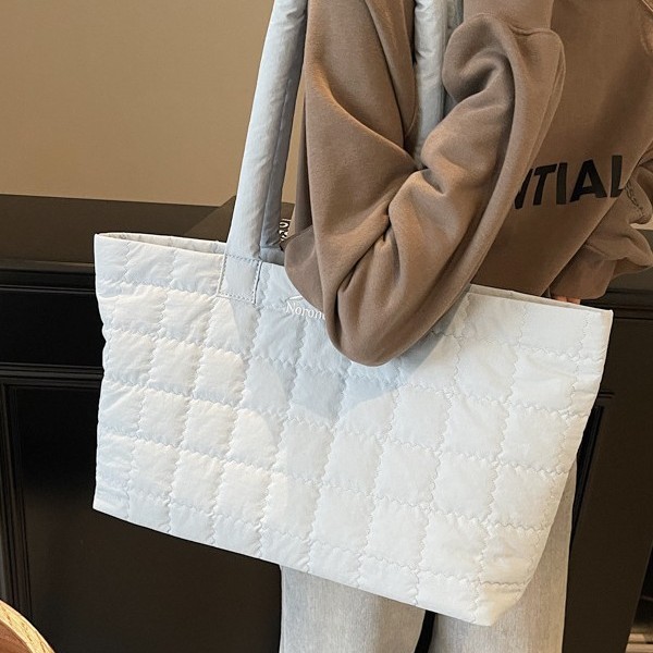 A new Korean-style large-capacity women's 2024 cotton-padded jacket bag, casual, fashionable and versatile single-shoulder bag, stylish, simple and solid color Application Scenario