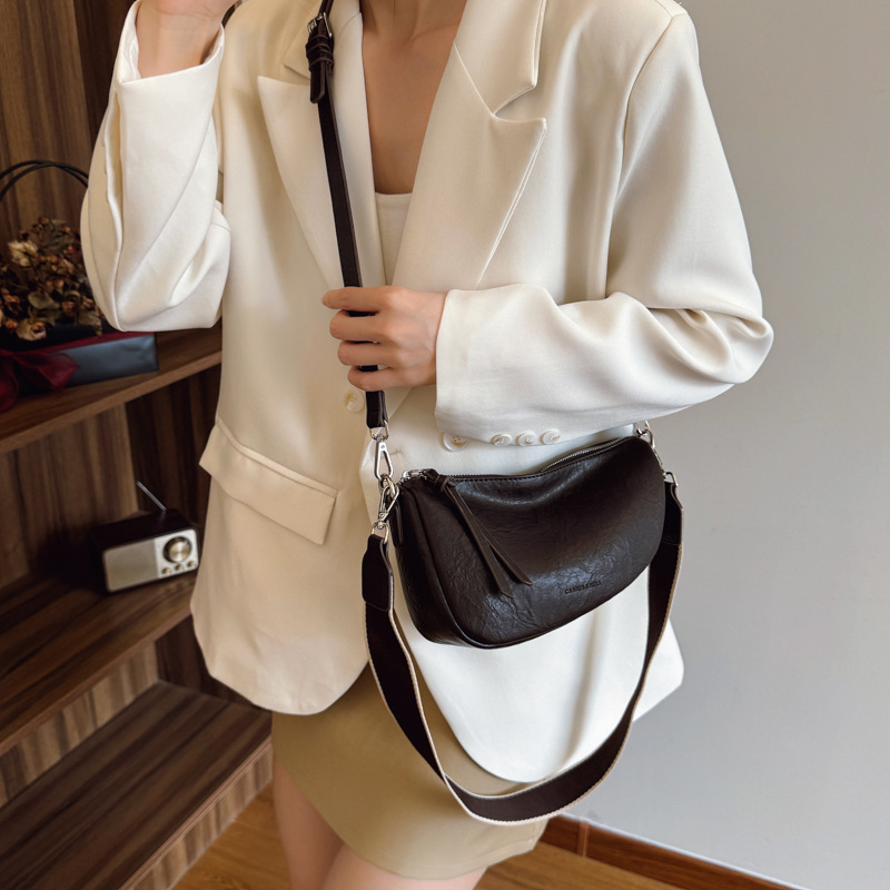 Korean retro casual single-shoulder handbag for women, new summer 2025, simple and versatile, niche crossbody saddle bag Application Scenario