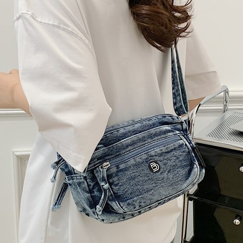 The new spring denim multi-layer fashionable and casual women's bag has sparked a cross-border trend. This single-shoulder crossbody women's bag Application Scenario