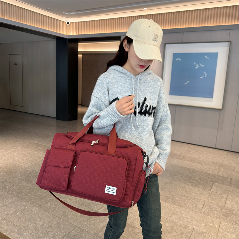 Dry-wet separation fitness bag, men's large-capacity casual training yoga bag, single-shoulder crossbody luggage bag, short-distance travel bag Application Scenario