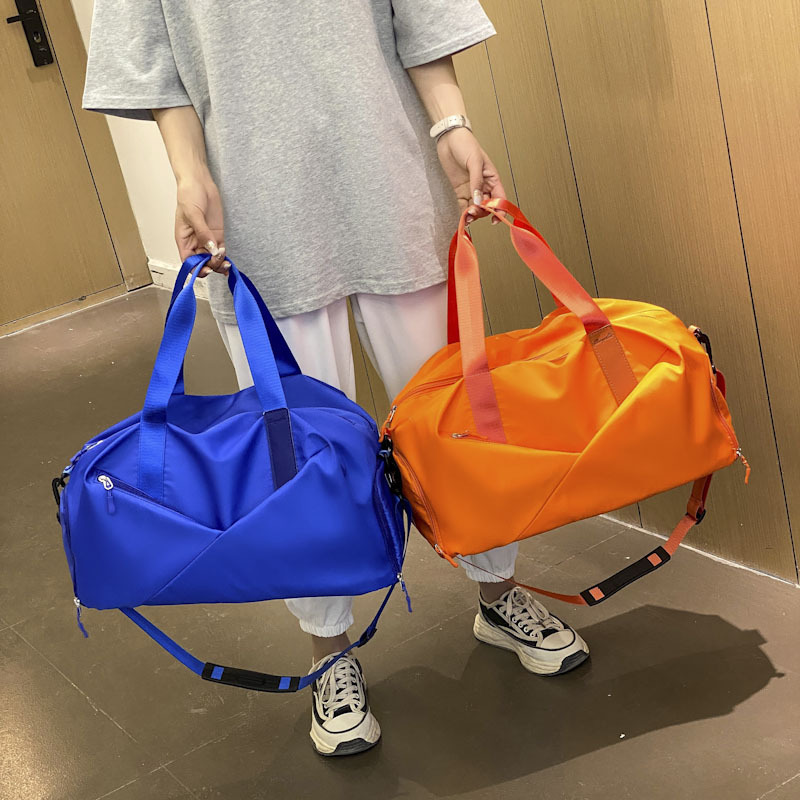 Independent shoe compartment dry and wet separation sports and fitness bag, hand-held crossbody luggage bag, lightweight and large-capacity short-distance travel bag Application Scenario