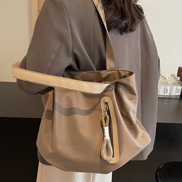 A new high-end and fashionable tote bag with a large capacity and a laid-back shoulder and armpit bag. It's a versatile and casual lady's shoulder bag for autumn and winter full figure