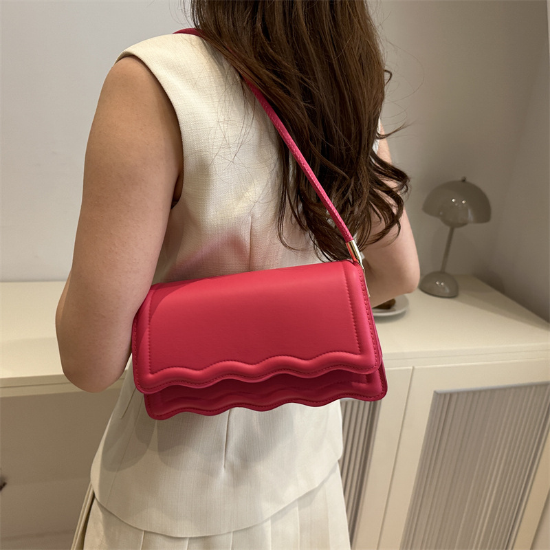 The 2024 new wavy texture underarm bag is a versatile single-shoulder crossbody small square bag that is fashionable and trendy for commuting Specification drawing