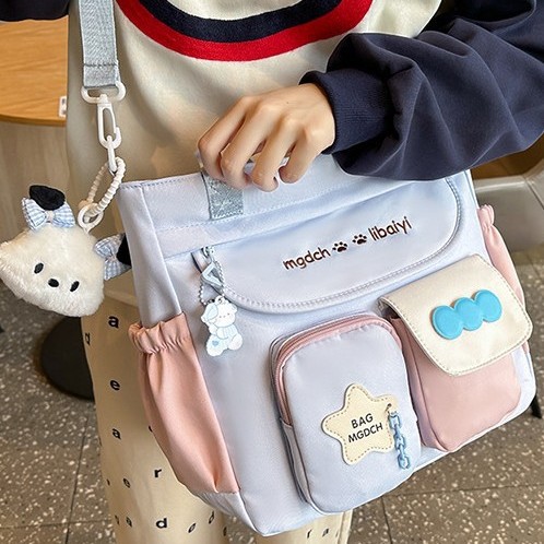 The new schoolbag for women is a large-capacity crossbody bag with a contrasting color for students. It is versatile, reduces the burden, and is fashionable and trendy with a cartoon single-shoulder design Specification drawing