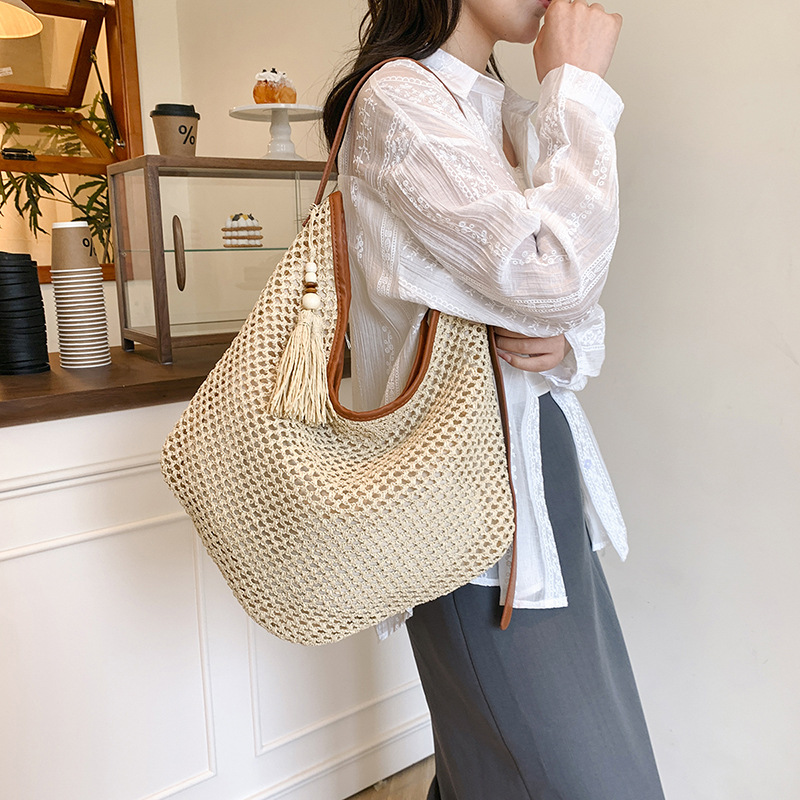 A new summer 2025 trendy woven, fashionable and stylish underarm bag for women, a straw woven single-shoulder bag for seaside travel and beach vacation Specification drawing