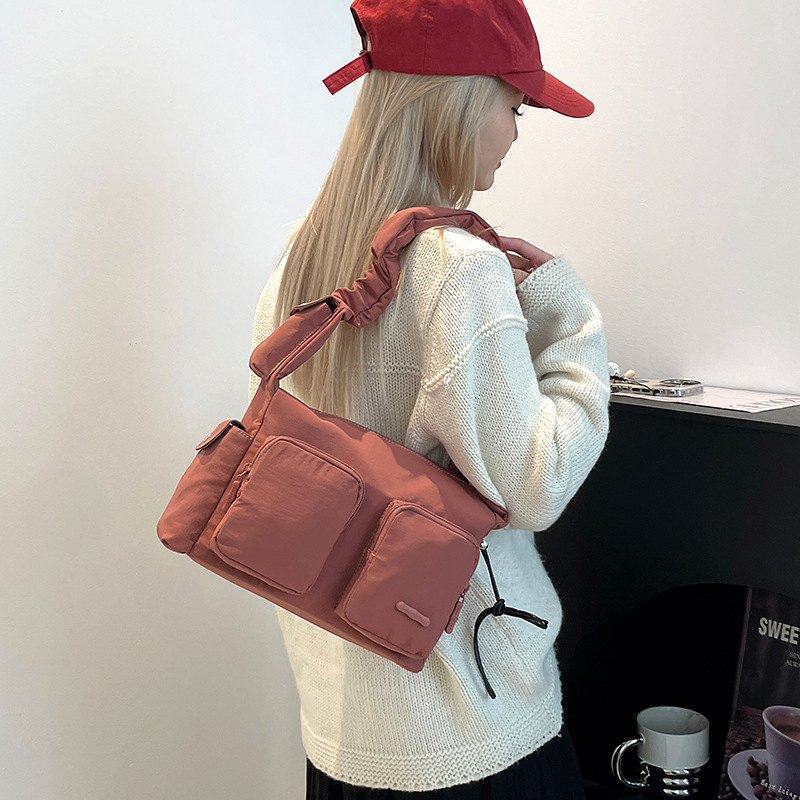 Colorful Fox's new Korean style minimalist women's bag with pleated design, casual and versatile, and a niche single-shoulder armpit bag Application Scenario