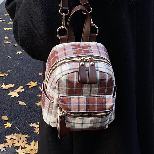 The new checkered mini backpack for autumn and winter is fashionable and versatile for girls. It's a casual small backpack with a school style and a trendy mobile phone bag details Picture