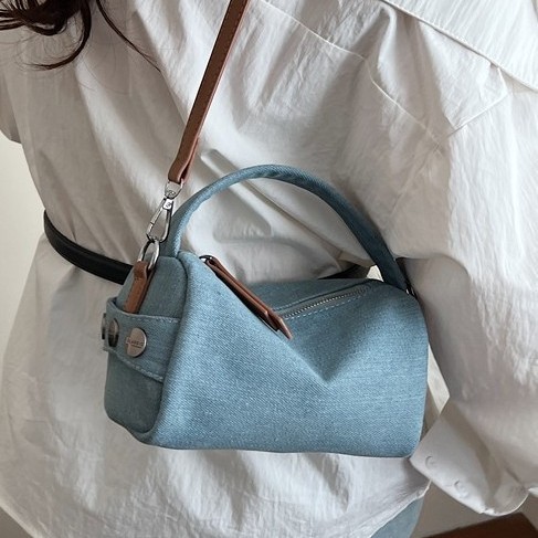 A new summer denim bag from South Korea in 2025, featuring a niche design and an Instagram-style, retro, commuting, and high-end single-shoulder underarm bag full figure