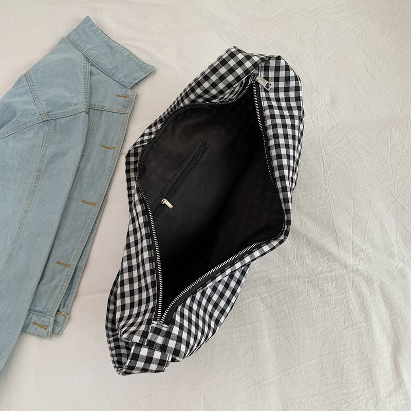 A large-capacity tote bag for college students commuting to class, a new 2024 style laid-back Instagram checkered artistic crossbody bag Application Scenario