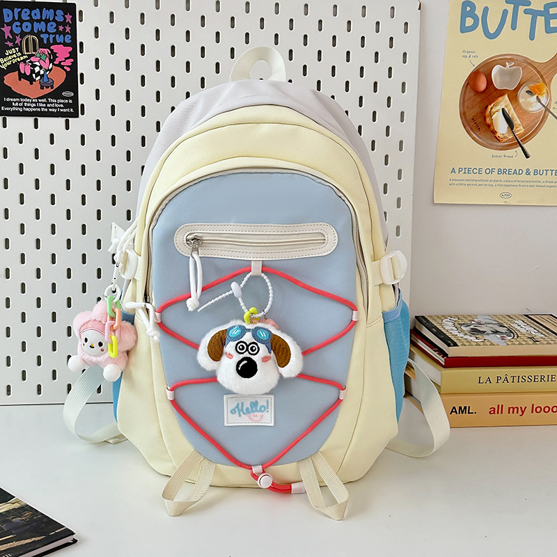 This backpack is lightweight, niche, and features a simple letter design. It is a schoolbag for junior high school, senior high school, and college students, and an outdoor, fresh and clean backpack full figure