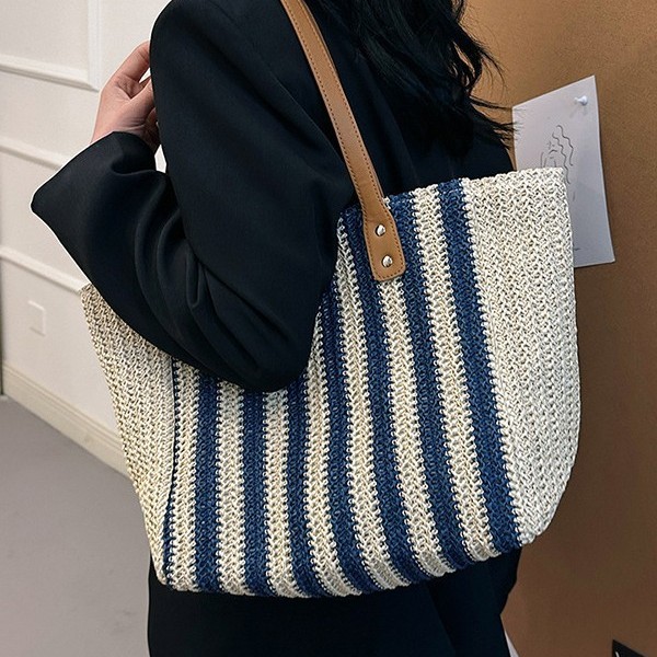 Spring and summer stylish straw woven bags for women, 2025 new Korean style, elegant and casual underarm tote bag, fashionable single-shoulder bag Application Scenario