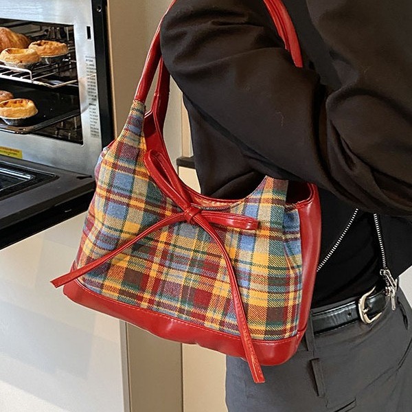 The color-blocking checkered women's spring 2025 stylish single-shoulder bag, large-capacity tote bag, hand-carry and large underarm bag trend Application Scenario