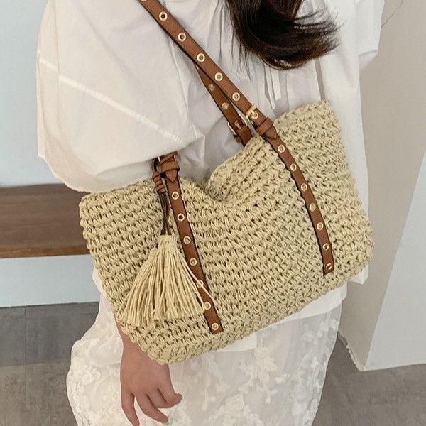 Solid-color, simple hand-woven bag, paper rope, tassel, crochet and sparkling single-shoulder bag, casual, fashionable, business and commuting women's bag Application Scenario