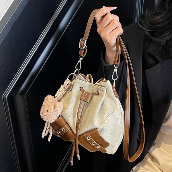 Fashionable and retro bucket bag for women, 2025 new style, trendy design sense, niche backpack, large-capacity women's single-shoulder bag Application Scenario