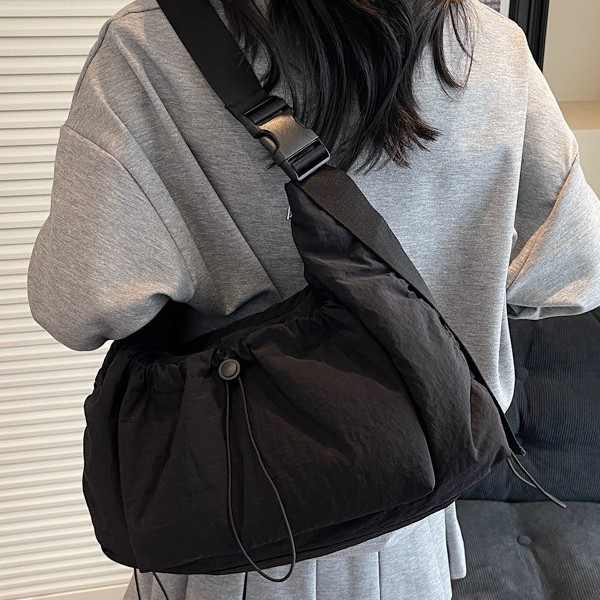 A new fashionable single-shoulder crossbody bag with a large capacity for women, highlighting the school style. A small crossbody bag for commuting to work details Picture
