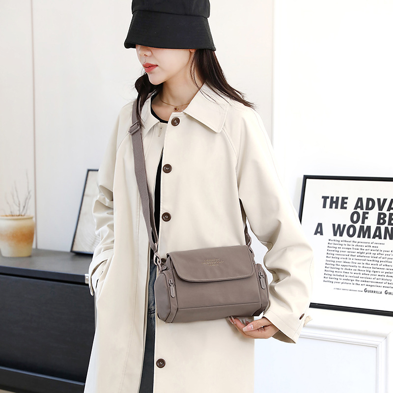 Colorful Fox Women's lightweight, versatile and niche design crossbody bag for Spring/Summer 2025 simple outdoor new style full figure