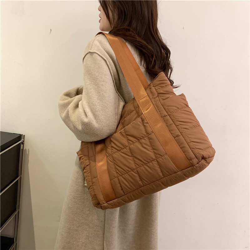 A new Korean-style trendy cotton-padded jacket bag for women's autumn and winter, a large-capacity single-shoulder bag for commuting, and a niche yet simple handbag full figure