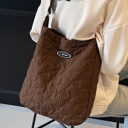 A niche cotton-padded bag with a relaxed feel, a large-capacity, lightweight nylon bag for autumn and winter, a commuting bag for work, and a single-shoulder crossbody bag Specification drawing