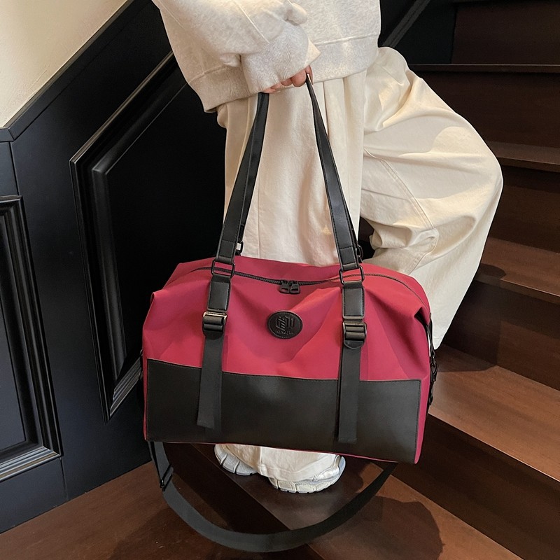 Trendy and fashionable cross-border sports and fitness bags, large-capacity dry-wet separation swimming bags, portable boarding, business trip and travel bags Application Scenario
