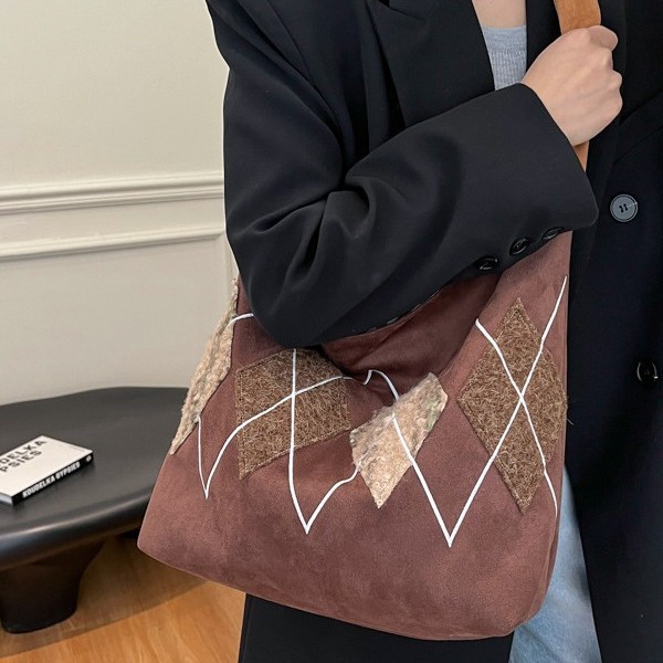 A retro diamond-shaped large-capacity tote bag for women's 2024 autumn and winter, a new single-shoulder canvas bag for commuting to school Application Scenario