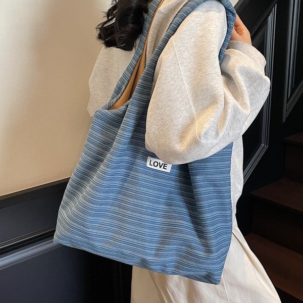 A new large-capacity Korean-style casual single-shoulder bag with contrasting colors, a niche underarm handbag and a simple single-shoulder tote bag Specification drawing