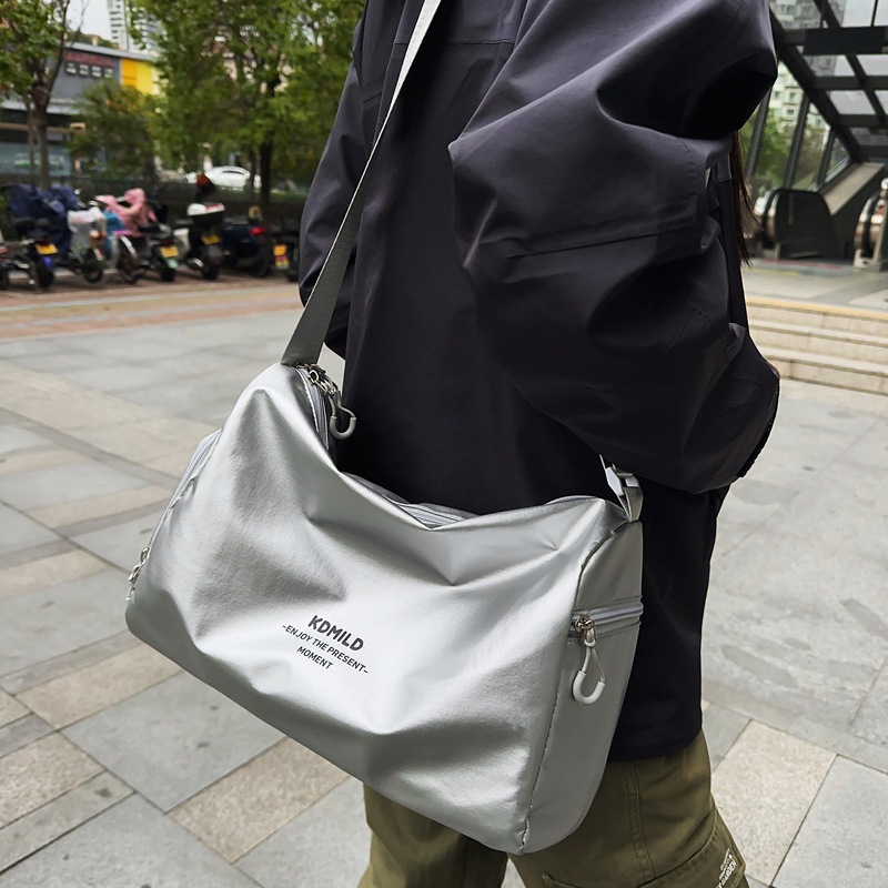 High-end silver single-shoulder bag 2024 new style, simple and cool, college students' niche casual couple commuting crossbody bag full figure