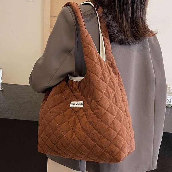 The new handbag features a large-capacity winter diamond underarm bag, a fashionable and retro casual shoulder bag, and a versatile tote bag for women details Picture