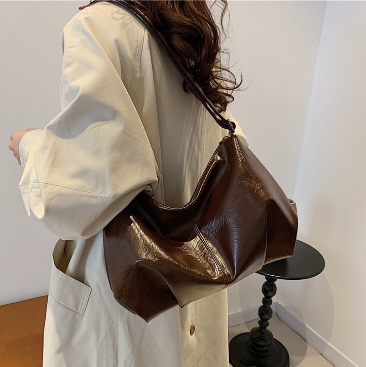 A retro and niche underarm bag for women in 2024, a versatile and high-end single-shoulder crossbody bag details Picture