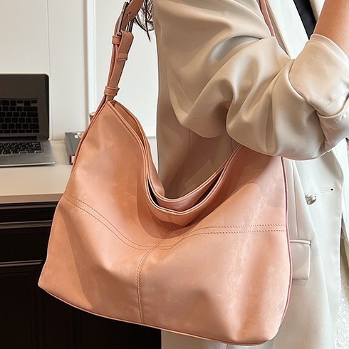 This high-end women's bag is a new 2024 trendy and fashionable crossbody bag with a large capacity and versatile quality. It is a casual single-shoulder bag details Picture