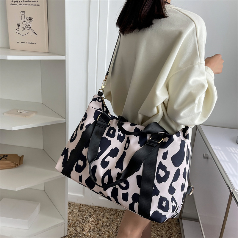 Short-distance business trip travel bags, cow print large-capacity handbags, lightweight travel bags, carry-on luggage bags, fitness bags, trendy details Picture