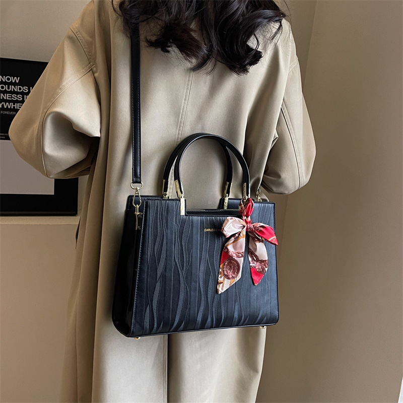 Red high-end style 2023 new bride's wedding bag, women's wedding large-capacity handbag, single-shoulder mom bag Application Scenario