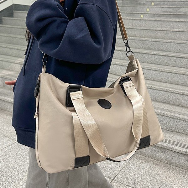 New autumn and winter fabric hand-held shoulder storage bag, simple and fashionable travel bag, dry and wet separation sports and fitness bag Application Scenario