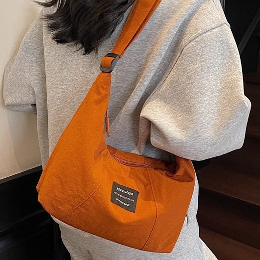 The Korean-style artistic nylon Butote bag for women is a large-capacity, versatile underarm bag that is niche and eye-catching. It is a lightweight, commuter single-shoulder bag full figure