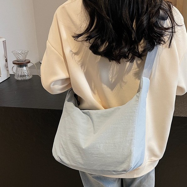 High-end nylon dumpling bag for both men and women, a simple and sporty style, large-capacity casual single-shoulder tote bag details Picture